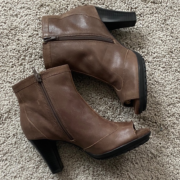 Aerosoles Heelrest, Women's Comfort Boot With 3" Heel (Mushroom Color). - Picture 4 of 7